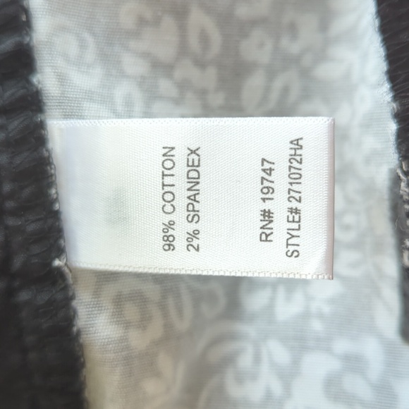 NWT Land'N Sea Floral Shorts 10 Black White Pockets Pattern - Picture 5 of 13